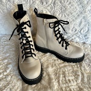 UnionBay Hayden White Women’s Combat Boots, black laces, size 7.5, fabric lining